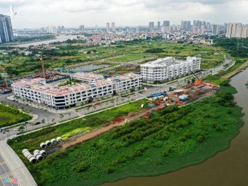 Nằm cùng trên trục đường ven hồ trung tâm R2 là dự án Thủ Thiêm LakeView do Công ty Cổ phần Đầu tư cơ sở hạ tầng kỹ thuật TP.HCM (CII) với khu nhà phố thấp tầng. Nhà phố thương mại ở đây được bán với giá trong khoảng 10-20 tỷ đồng/căn tùy theo diện tích. 