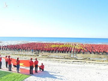 3.000 đoàn viên, thanh niên, cán bộ công chức, lực lượng vũ trang, du khách tham gia hát Quốc ca, tạo hình lá cờ Tổ quốc trên bãi biển đảo Lý Sơn, Quảng Ngãi /// Ảnh: Hiển Cừ
