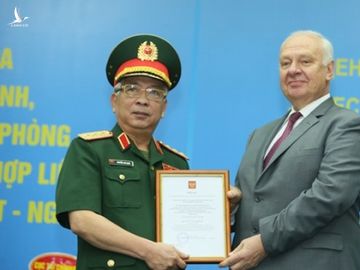 Thượng tướng Nguyễn Chí Vịnh nhận Huân chương Hữu nghị của nhà nước Liên bang Nga /// Ảnh Ngọc Thắng