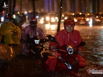 Có siêu máy bơm, vì sao đường Nguyễn Hữu Cảnh vẫn ngập suốt 3 tiếng?