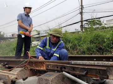 Khoảnh khắc chuyến tàu đầu tiên đi qua cầu sắt Bình Lợi mới - ảnh 9