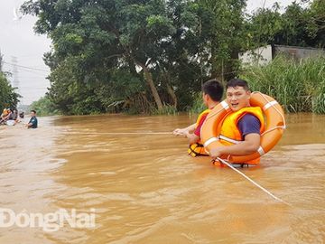 Đồng Nai mưa lớn ngập hàng trăm ngôi nhà, 1 người chết do lũ cuốn