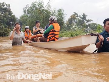 Đồng Nai mưa lớn ngập hàng trăm ngôi nhà, 1 người chết do lũ cuốn