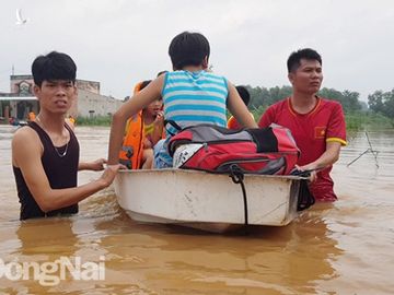 Đồng Nai mưa lớn ngập hàng trăm ngôi nhà, 1 người chết do lũ cuốn