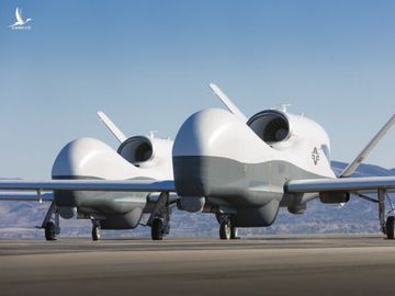 Hai chiếc máy bay không người lái Tritom MQ-4C. Ảnh: Breaking Defense. 