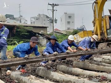 Khoảnh khắc chuyến tàu đầu tiên đi qua cầu sắt Bình Lợi mới - ảnh 7