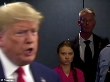 Khoảnh khắc Greta Thunberg nhìn thấy ông Trump bước vào phòng họp - Ảnh: REUTERS 