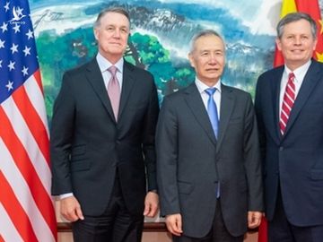 Phó thủ tướng Trung Quốc Lưu Hạc (giữa), thượng nghị sĩ David Perdue (trái) và Steve Daines tại Bắc Kinh ngày 3/9. Ảnh: Xinhua.