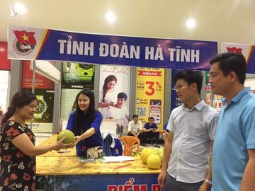 Lãnh đạo Tỉnh đoàn Hà Tĩnh vui mừng cảm ơn người dân đã "giải cứu", chia sẻ cùng người dân vùng lũ 