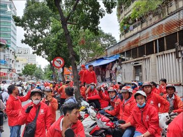 Tài xế Go-viet tập trung trên đường Nguyễn Đình Chiểu, Q.3, TP.HCM - Ảnh: Hải Đăng