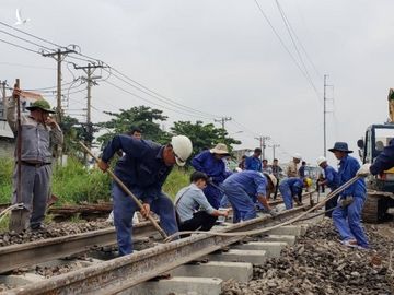 Khoảnh khắc chuyến tàu đầu tiên đi qua cầu sắt Bình Lợi mới - ảnh 8