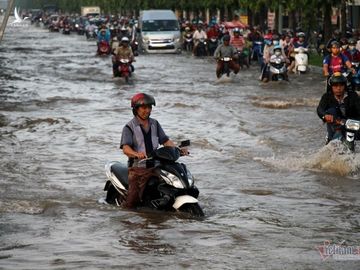 Đưa con đi học từ 5 rưỡi sáng, người Cần Thơ ngao ngán bơi trong biển nước