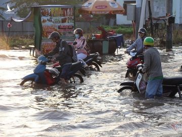 Đưa con đi học từ 5 rưỡi sáng, người Cần Thơ ngao ngán bơi trong biển nước