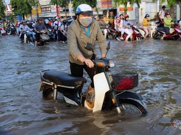 Đưa con đi học từ 5 rưỡi sáng, người Cần Thơ ngao ngán bơi trong biển nước