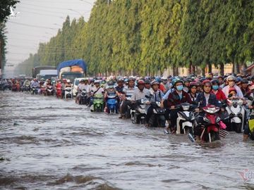 Đưa con đi học từ 5 rưỡi sáng, người Cần Thơ ngao ngán bơi trong biển nước