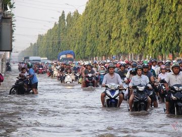 Đưa con đi học từ 5 rưỡi sáng, người Cần Thơ ngao ngán bơi trong biển nước