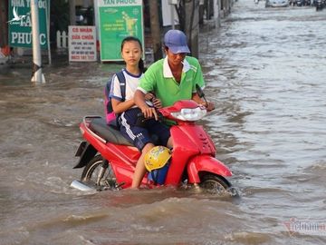 Đưa con đi học từ 5 rưỡi sáng, người Cần Thơ ngao ngán bơi trong biển nước