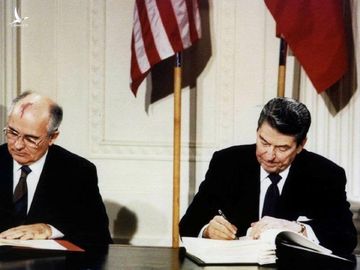 Tổng thống Hoa Kỳ Ronald Reagan (phải) và Tổng thống Liên Xô Mikhail Gorbachev ký hiệp ước Lực lượng hạt nhân tầm trung (INF) trong Nhà Trắng ngày 8 tháng 12 năm 1987. (Ảnh: Reuters) 