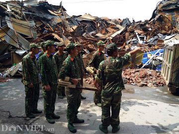 Binh chủng Hóa học của Quân đội đã có mặt tại Công ty Rạng Đông để tiến hành tẩy độc. 