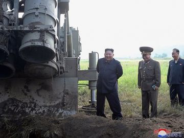 Hình ảnh ông Kim Jong Un bên vũ khí siêu khủng