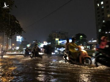 Mưa trắng trời, đường Nguyễn Hữu Cảnh lại ngập - Ảnh 5.