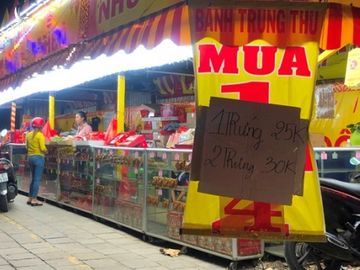 Chiêu trò bán bánh trung thu 'đại hạ giá' ở Sài Gòn - ảnh 5