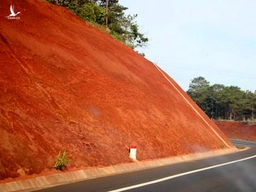 Nếu như trước đây vào mùa mưa xe cộ thường ngập trong bùn đất thì giờ đây người dân có thể "vít ga" đến 80km/h. Để thuận lợi cho tài xế, nhiều sườn đồi đã được bạt đi cho khúc cua đỡ gắt, dốc.