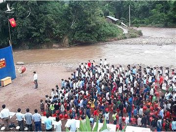 Lễ khai giảng của Trường phổ thông dân tộc bán trú THCS Nậm Ngà (xã Tà Tổng, huyện Mường Tè, Lai Châu) sáng 5-9-2018. Mỗi năm trước ngày khai giảng, thầy cô và học sinh lại dọn dẹp bãi đất ven suối để tổ chức khai giảng do sân trường hẹp. Mấy hôm mưa lũ đường sá bị chia cắt, nên khoảng 300 học sinh của trường tiểu học và THCS đến dự, còn hơn 100 em không thể tới dự khai giảng được  