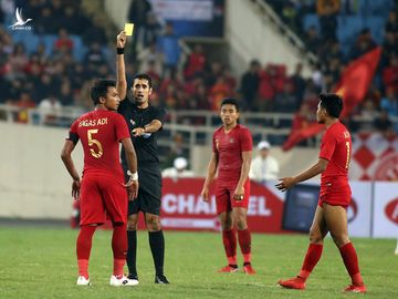 Trọng tài Saoud Al-Athbah phạt thẻ vàng cầu thủ U23 Indonesia - Ảnh: N.K. 