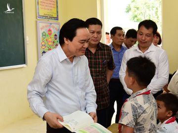 Ông Phùng Xuân Nhạ trò chuyện với học sinh Trường tiểu học Sơn Hà, H.Quan Sơn, Thanh Hóa 