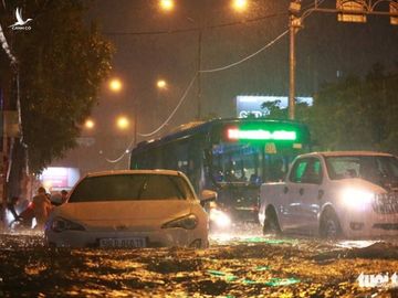 Lâu nay siêu máy bơm chỉ chống ngập một đoạn đường Nguyễn Hữu Cảnh - Ảnh 1.