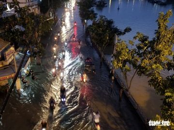 Triều cường dâng cao, nhiều đường ven sông tại TP.HCM ngập nặng - Ảnh 6.