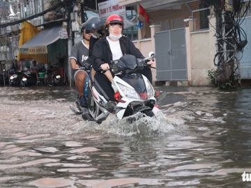 Triều cường dâng cao, nhiều đường ven sông tại TP.HCM ngập nặng - Ảnh 5.