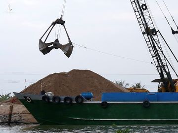 Hoạt động khai thác cát trên sông Mekong. Ảnh: Reuters. 