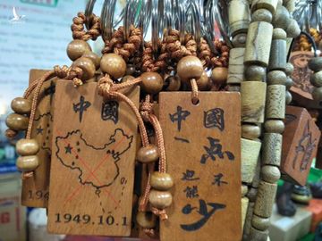 Những chiếc móc khoá có bản đồ Trung Quốc với hình lưỡi bò 