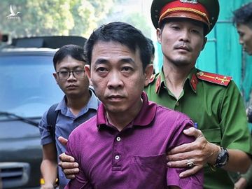 Bị cáo Nguyễn Minh Hùng trông gầy, tiều tụy hơn lần ra tòa trước. Ảnh: Hữu Khoa.