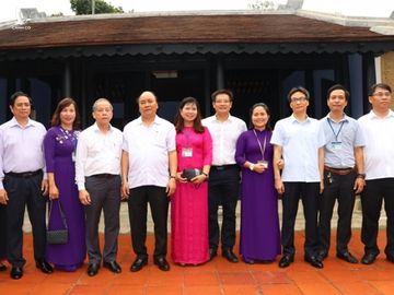 Thủ tướng dâng hương tại Nhà lưu niệm Chủ tịch Hồ Chí Minh ở TT-Huế - ảnh 4