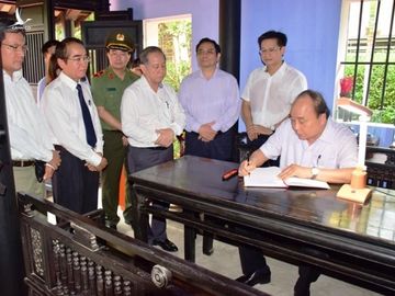 Thủ tướng dâng hương tại Nhà lưu niệm Chủ tịch Hồ Chí Minh ở TT-Huế - ảnh 3