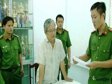 Ông Bùi Quang Ánh (giữa) bị công an khởi tố, bắt tạm giam /// Ảnh: Trọng Nguyễn