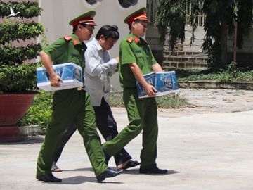 Cơ quan CSĐT dẫn giải ông Khôi ra xe về trại tạm giam ngày 12.9 /// ẢNH: H.LINH