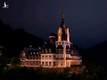 Phía bên ngoài Tamdao Castle có thiết kế khá sang trọng như biệt thự nước ngoài. Những bức tường gỗ sẫm màu, mái nhọn được lợp đá Ardoise và tháp cao vút ẩn hiện trong màn sương mù.