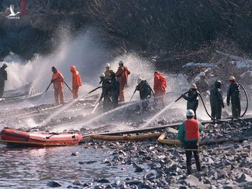 Đội cứu hộ sử dụng vòi áp lực cao để phun vào các tảng đá trên Đảo Naked, Alaska vào ngày 21 tháng Tư năm 1989. 