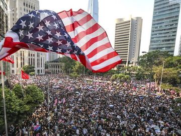 Hàng ngàn người biểu tình kéo về lãnh sự quán Mỹ ở Hong Kong ngày 8-9. Ảnh: SCMP 