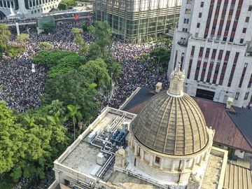 Hàng ngàn người biểu tình kéo về lãnh sự quán Mỹ ở Hong Kong ngày 8-9. Ảnh: SCMP 