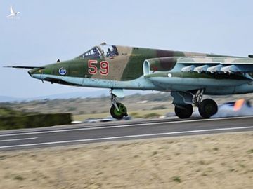 Máy bay chiến đấu Su-25 của Nga vỡ tan khi gặp nạn - 1