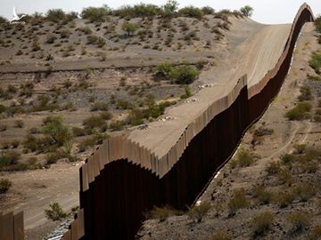 Một đoạn hàng rào ở biên giới tại bang New Mexico, Mỹ. Ảnh: Reuters.