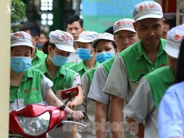 Công nhân vẫn miệt mài làm việc khi nhà xưởng Rạng Đông được bộ đội tẩy độc - ảnh 13