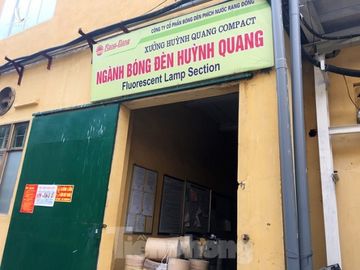 Công nhân vẫn miệt mài làm việc khi nhà xưởng Rạng Đông được bộ đội tẩy độc - ảnh 9