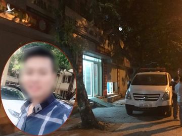 Lực lượng chức năng chuẩn bị đưa thi thể nạn nhân ra khỏi hiện trường /// Ảnh Kiến Trần