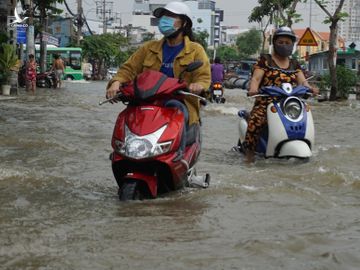 Người dân di chuyển khó khăn trong mùa triều cường.